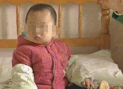一岁不到孩子突然失明，医生查出实情，宝妈痛打自己耳光