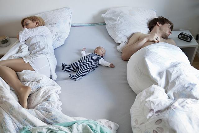 产后坐月子你跟谁睡的？跟老公睡的都后悔