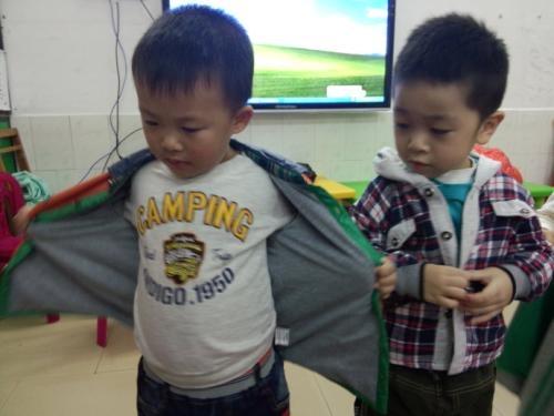 这个年龄以后，家长应该让宝宝自己学着穿脱衣服了