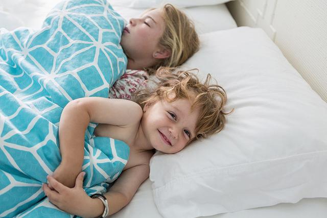 产后坐月子你跟谁睡的？跟老公睡的都后悔