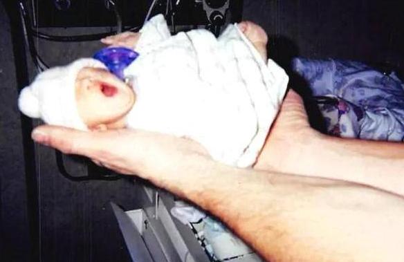 15岁女孩身高0.9米，医生断言活不过5个月如今快乐成长！