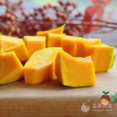 宝宝辅食：软糯南瓜枣泥卷