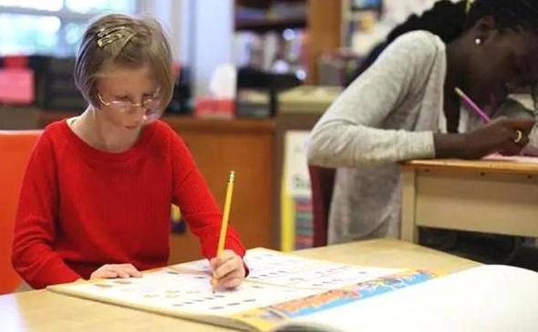 15岁女孩身高0.9米，医生断言活不过5个月如今快乐成长！