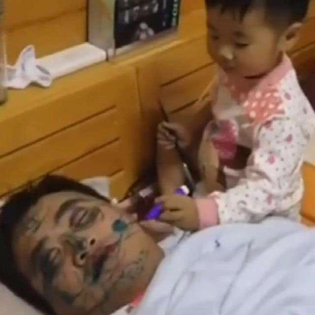 奶爸和儿子一起睡觉,儿子被奶爸吵醒,随后画面,宝妈笑喷了