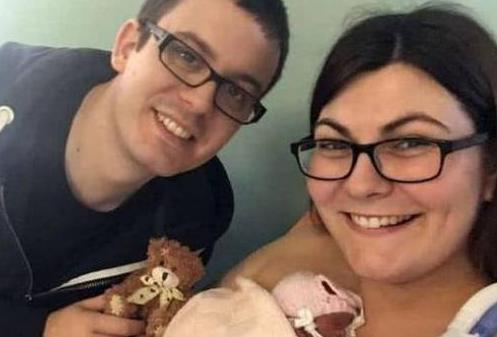 悲伤又伟大：孕妇生下一斤重龙凤胎 一周内两个宝宝都离世