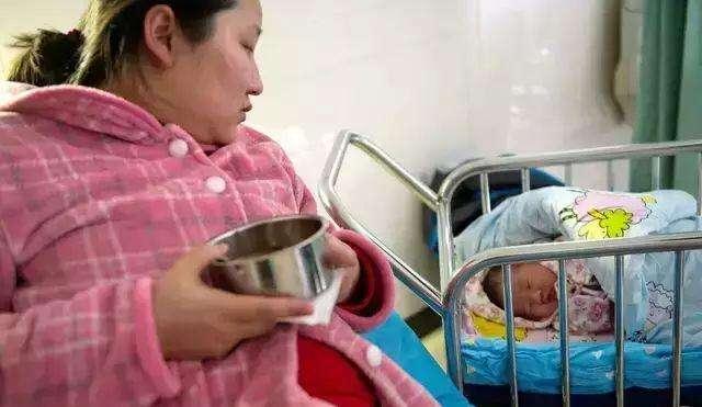 女儿8岁，妈妈怀上二胎，孕42周都没发动，医生检查完捂住鼻子