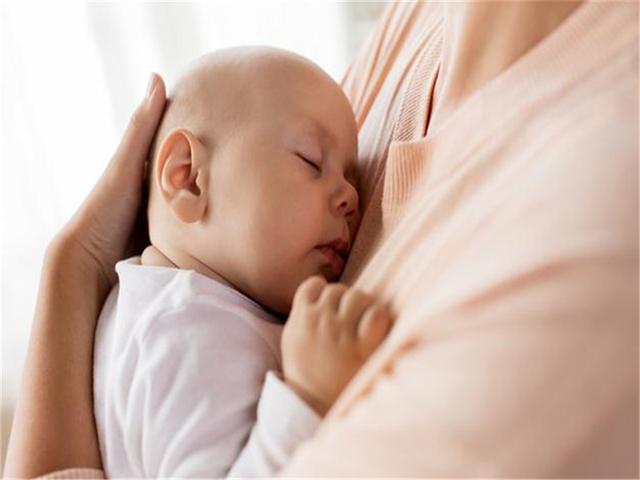 宝宝哭闹、睡觉惊醒，大便绿色，是受到了惊吓！