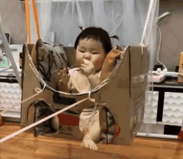 爸爸带娃，活着就行，这位爸爸因下雨天接孩子回家，火了
