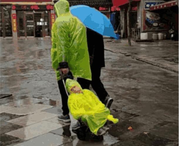 爸爸带娃，活着就行，这位爸爸因下雨天接孩子回家，火了