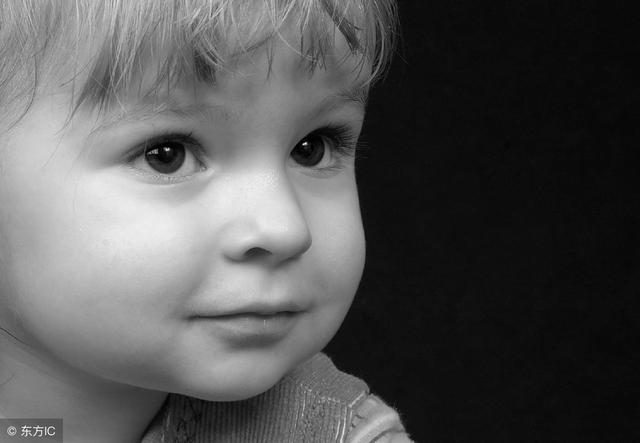 一周岁的宝宝应该如何喂养，吃多少东西？要不要单独给宝宝做吃的