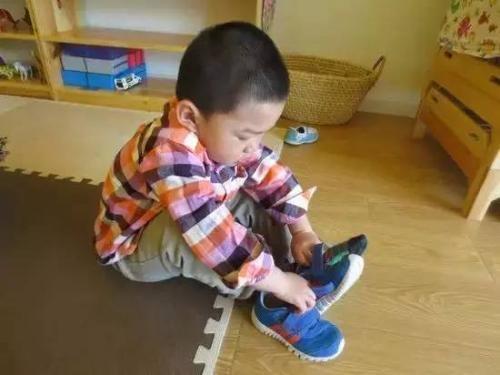 这个年龄以后，家长应该让宝宝自己学着穿脱衣服了