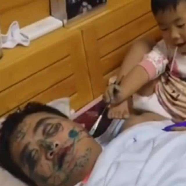 奶爸和儿子一起睡觉,儿子被奶爸吵醒,随后画面,宝妈笑喷了