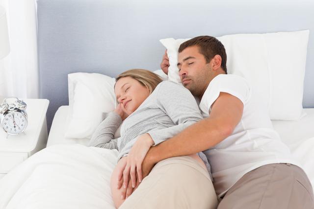 孕期睡眠问题很重要，要和老公分床睡吗？