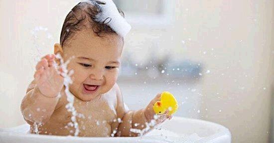 这样的洗澡方式会让宝宝受伤的，而你却不知道