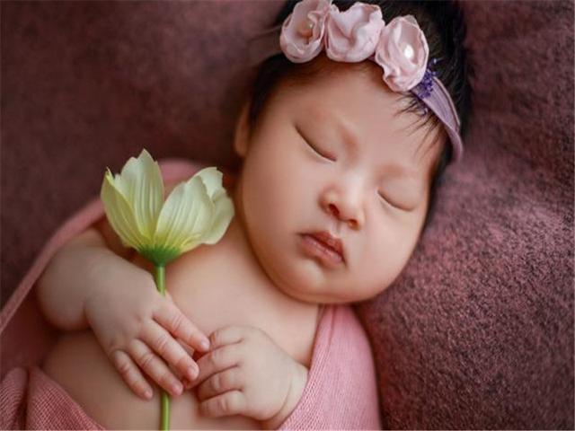 三个月的宝宝，睡觉一惊一乍不踏实，入睡困难，原因一一来说明