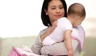 新生儿多抱好，还是多躺着好
