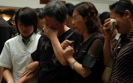 6岁女孩出车祸，临终前盯着书包，妈妈打开后，一屋子人泪目