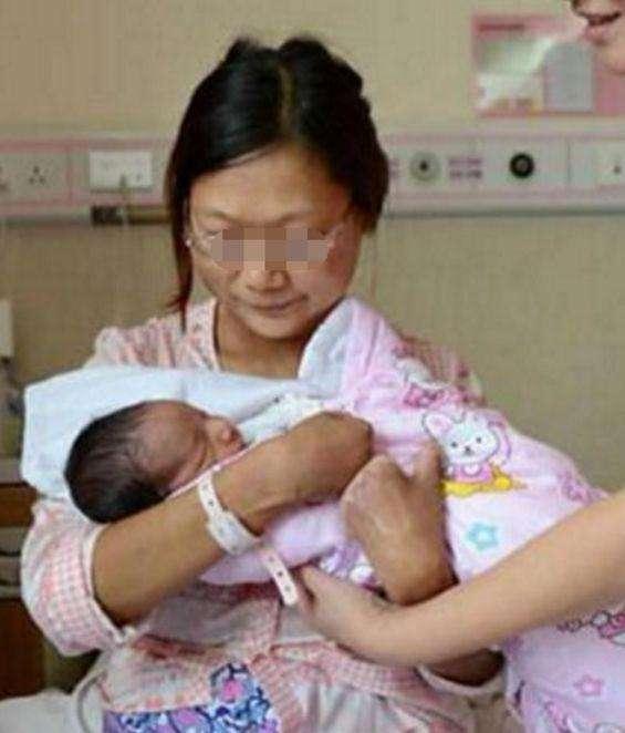 没手没脚的产妇生子，孩子出生后，她却哭着大喊：老天不公
