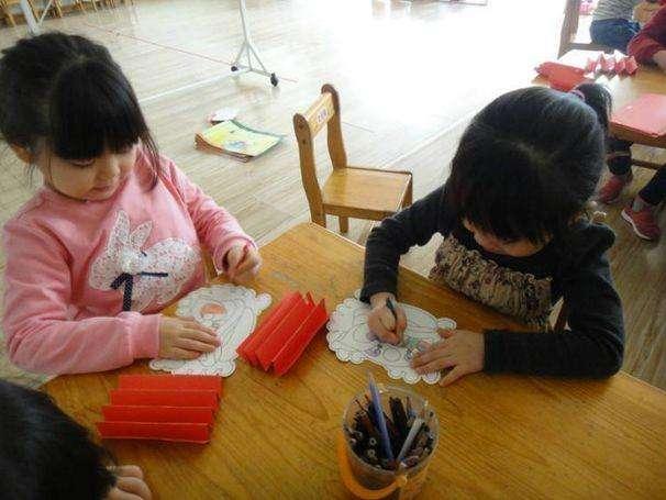 4岁孩子上幼儿园几个月后变痴呆儿，家人了解原因后，怒砸幼儿园