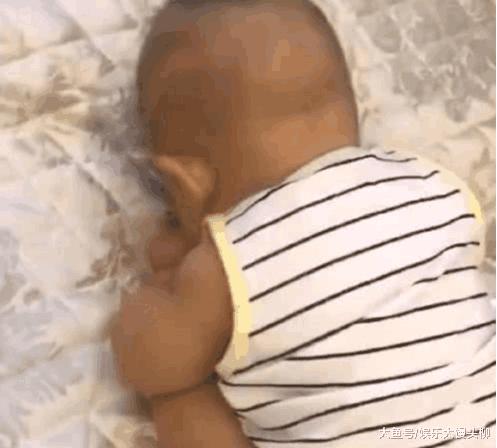 宝宝安静趴坐床上，妈妈以为睡着，近瞧宝宝的举动真的是萌翻了