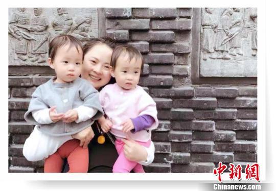 成都一对双胞胎出生时比矿泉水瓶还小 如今健康成长