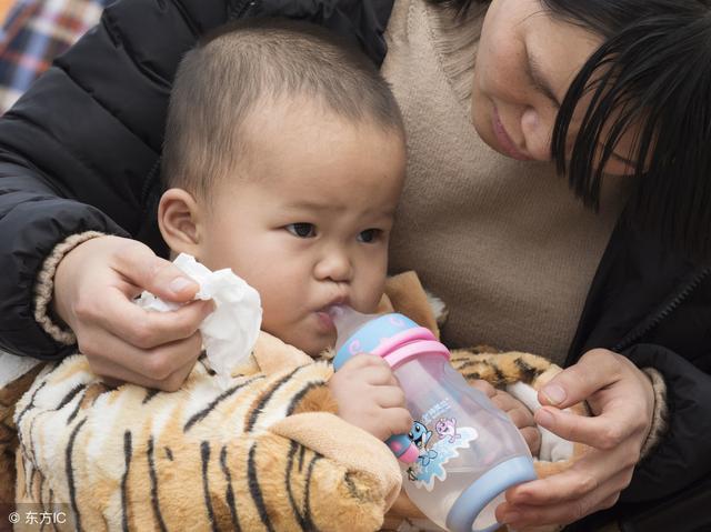 我把女儿小时候399元奶瓶送给小姑子，她直接扔了还骂我一通？