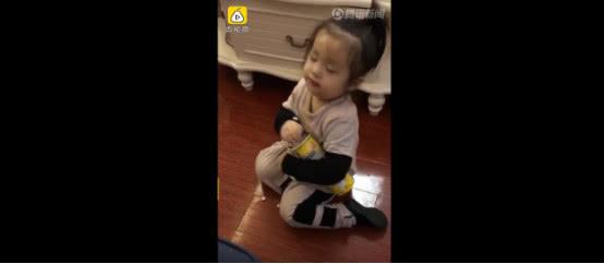 要吃饭还是要睡觉？3岁宝宝艰难的选择过程爆红，网友却提出质疑