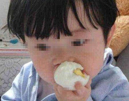 4岁孩子上幼儿园几个月后变痴呆儿，家人了解原因后，怒砸幼儿园
