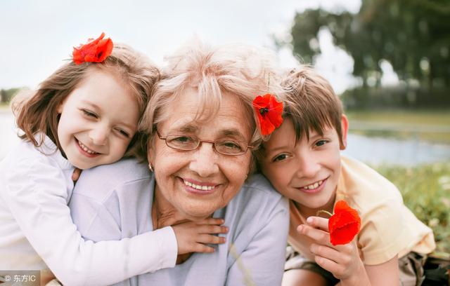 亲近奶奶还是外婆，孩子这样回答，让很多大人都无地自容