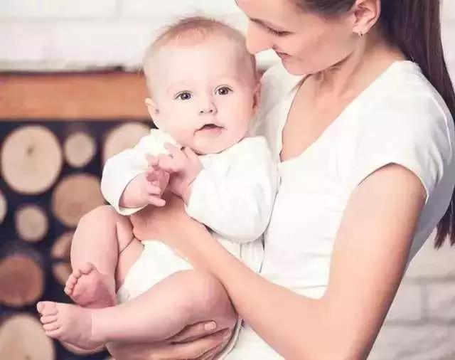 为了防止出现罗圈腿，你会听婆婆的话给宝宝绑腿吗？看宝妈怎么做