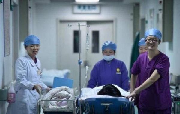 为何顺产出产房比剖腹产晚2小时？多待的时间对妈妈和宝宝很关键