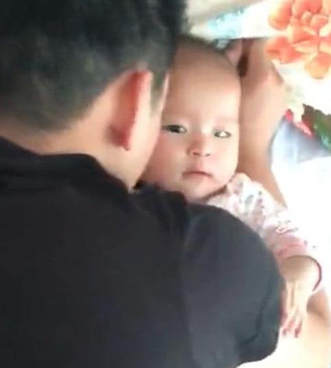 广东爸爸哄娃睡觉，宝宝的“眼神”亮了