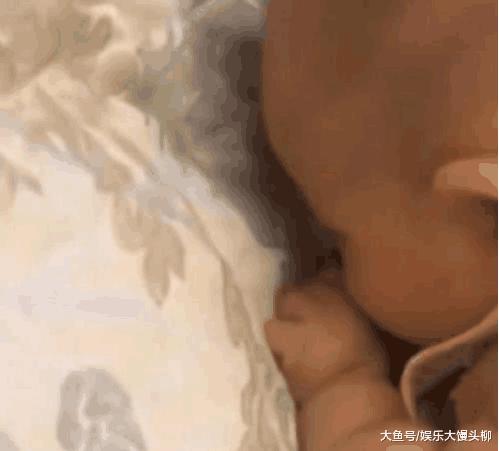 宝宝安静趴坐床上，妈妈以为睡着，近瞧宝宝的举动真的是萌翻了