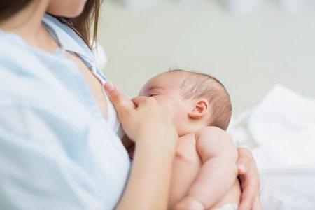 母乳喂养的好处这么多，所以宝宝抵抗力强，生病少