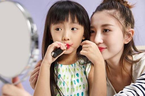 妈妈每天为5岁女儿化妆，七年后悲剧了，女儿这辈子也不会原谅她
