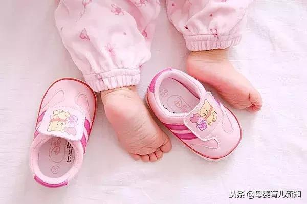 鞋子没穿对，宝宝脚外翻还冒脓水，给宝宝买鞋的3大误区要注意