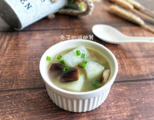 这汤去火又润肺，比鸡汤鲜，比鱼汤香，一家三口喝美了，赶快试试