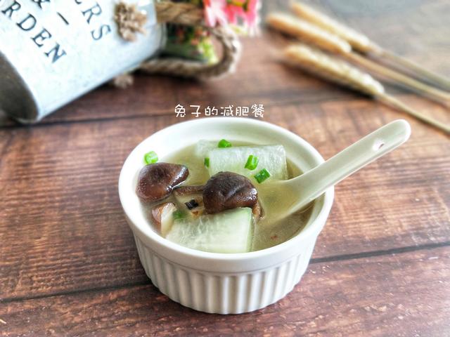 这汤去火又润肺，比鸡汤鲜，比鱼汤香，一家三口喝美了，赶快试试