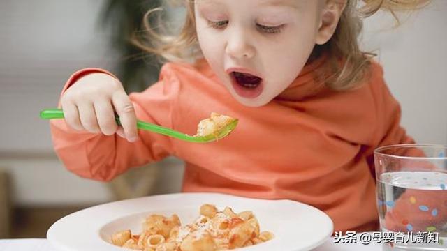 过早吃“大人饭”增加宝宝肠胃负担，宝宝如何正确吃“大人饭”？