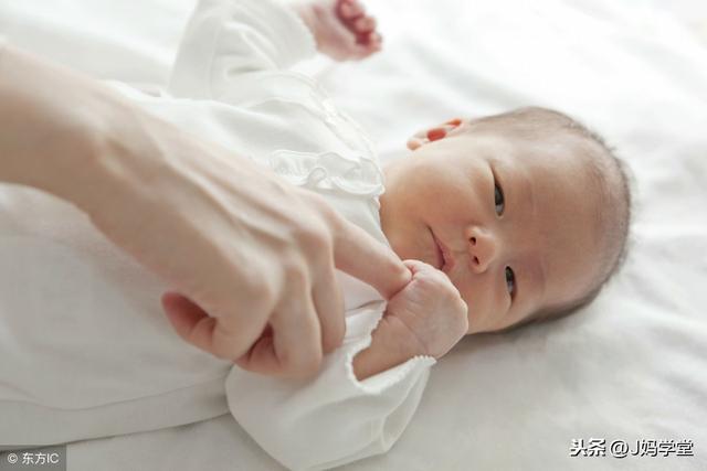 新生儿刚出院一天，就出现这些症状，妈妈吓坏了，医生说：都正常