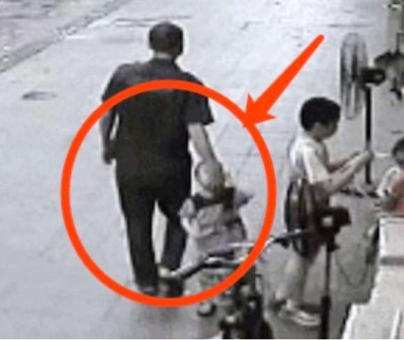 再见人贩子，国产“牵娃神器”出世，安全贼保暖，一带三娃都不累