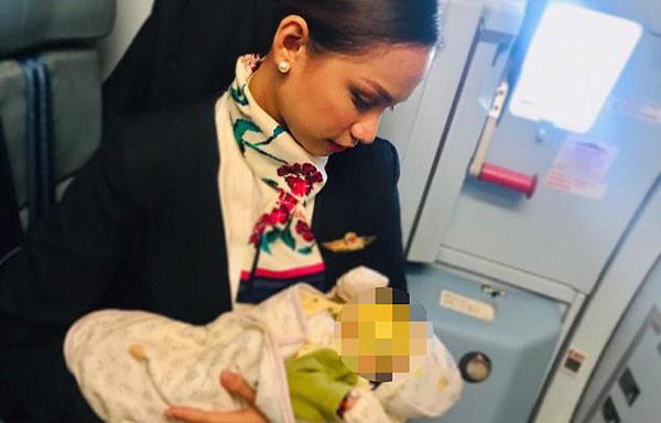 人美心善！菲律宾空姐母乳喂养飞机上陌生哭泣婴儿