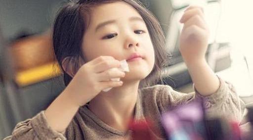 妈妈每天为5岁女儿化妆，七年后悲剧了，女儿这辈子也不会原谅她