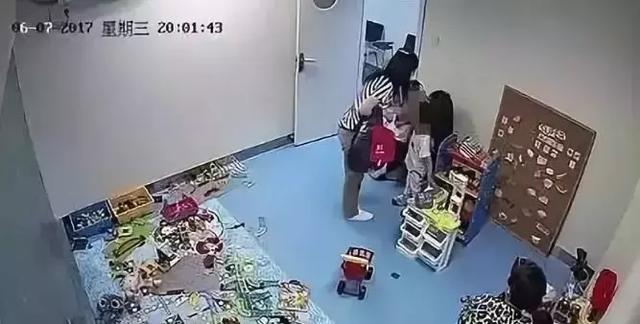 “给我打回去！” 3岁儿子被小朋友踢头，妈妈下一刻的举动？