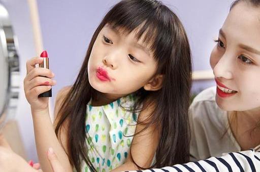 妈妈每天为5岁女儿化妆，七年后悲剧了，女儿这辈子也不会原谅她