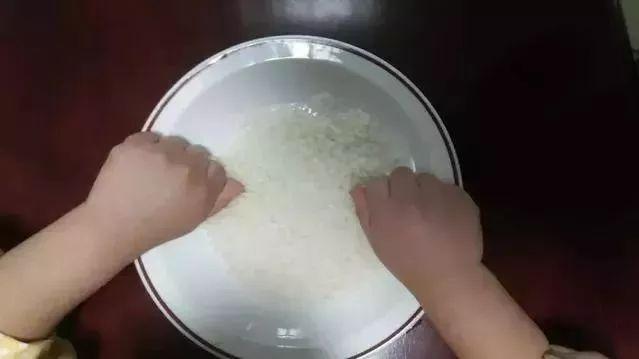 宝宝一顿吃多少，伸出小手看一看