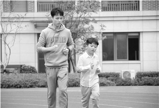 一年级娃体重80斤，数学老师坐不住了