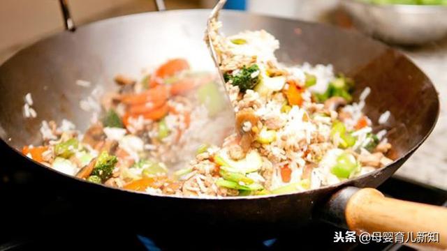 过早吃“大人饭”增加宝宝肠胃负担，宝宝如何正确吃“大人饭”？