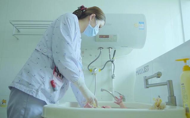 为啥刚出生的宝宝，护士不给洗澡？宝宝这样“脏”有很多好处