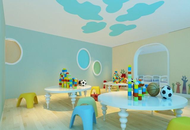 孩子终于上幼儿园了，可是在幼儿园却不爱说话，妈妈该怎么办呢？